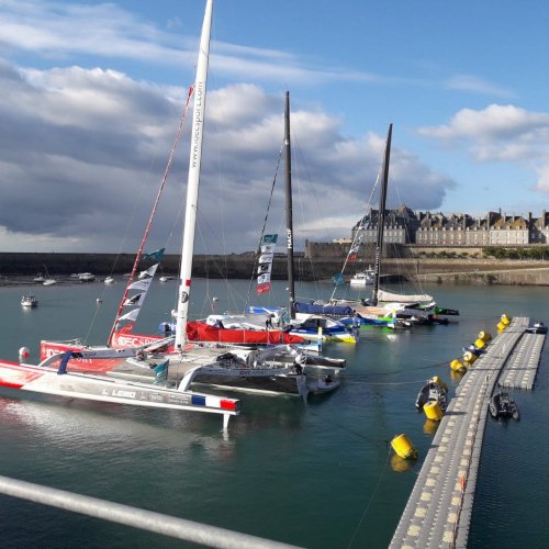 Pontons flottants et bases à bateaux